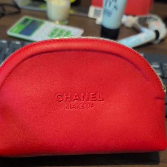 CHANEL Red Cosmetic Bag Luxurious Minimalist Design - Picture 3 of 8